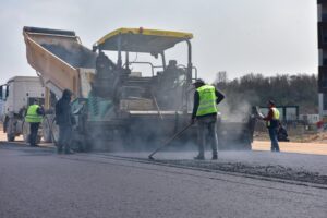 Bursa Büyükşehir Belediyesi Nilüfer’in Yeni Bölgelerinde Yol Altyapısı ve Asfaltlama Çalışmalarını Sürdürüyor