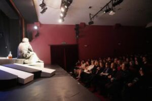 Ayşe Ünlüce, Şehir Tiyatroları'nın 'Unutmak' Oyununda Sanatseverlerle Birlikteydi